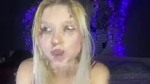 lunesssa online show from August 14, 6:33 pm