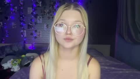 lunesssa online show from August 14, 7:39 pm