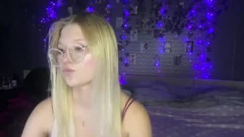lunesssa online show from August 14, 8:45 pm