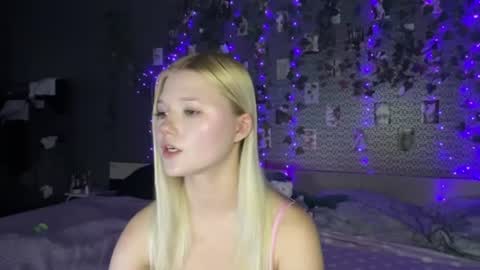 lunesssa online show from August 16, 5:06 pm