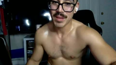 luvrboy77 online show from July 3, 6:26 am