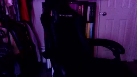 luvrboy77 online show from August 8, 5:07 am