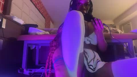 luvvlee online show from August 5, 8:56 am