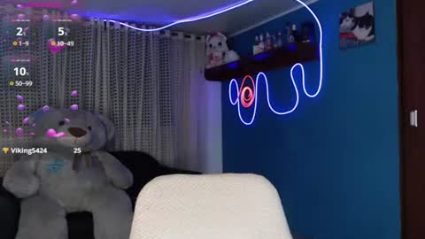 lyann_ online show from August 15, 4:27 am