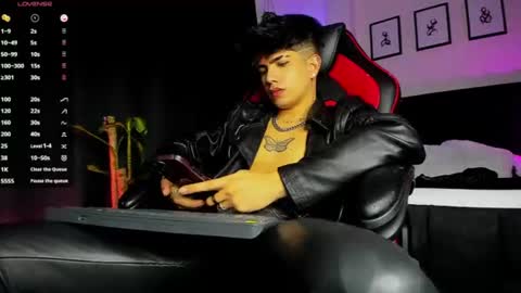 Lyle Bennett online show from August 14, 10:02 pm