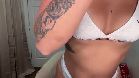 Lylee online show from August 10, 6:31 pm