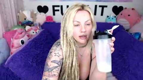 Mackenzie Wolfe online show from August 8, 3:50 am