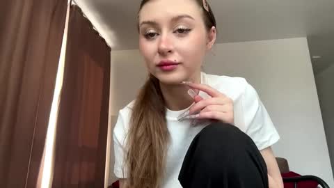 Mia online show from March 17, 11:04 am