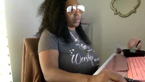 madam_glam online show from August 3, 7:10 pm