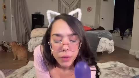 Mae Mariposa  online show from July 5, 10:40 am