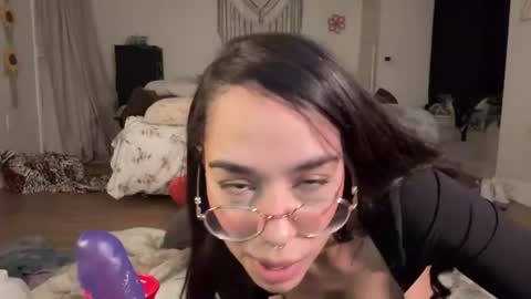 Mae Mariposa  online show from July 6, 7:33 am