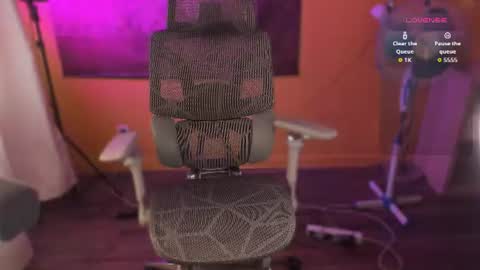 Maevee  online show from August 3, 10:00 am