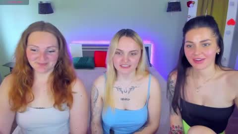 Lili Bella and Ellie online show from April 22, 8:39 am