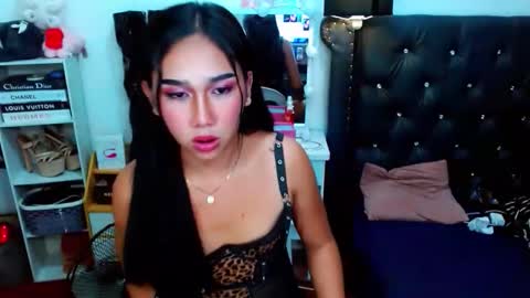 BELLA AND HANA online show from March 8, 4:35 pm