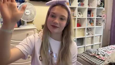 Mia online show from August 16, 2:21 pm