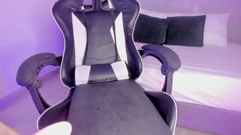 MAJO ROSE  Please sit down and enjoy with meYour idol is hereDont try to be like me online show from August 10, 10:33 pm