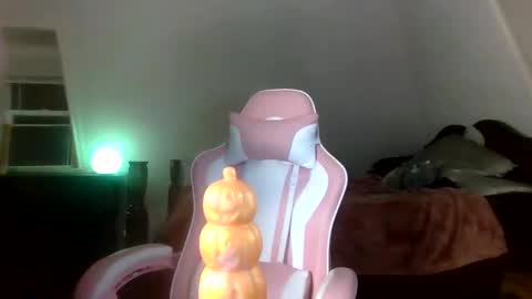 ManicPixiePop online show from May 8, 1:51 am