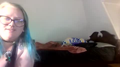 ManicPixiePop online show from May 11, 5:31 am