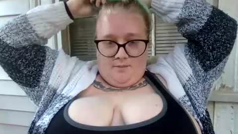 ManicPixiePop online show from July 29, 10:55 am