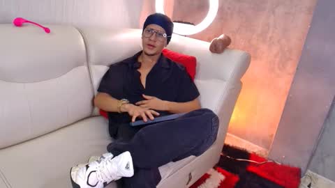 Manuel online show from March 15, 3:06 pm