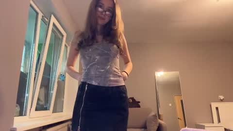 Mia online show from August 6, 9:41 am