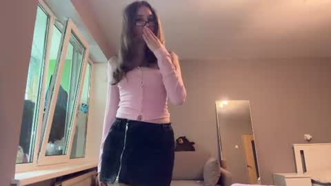 Mia online show from August 6, 10:47 am