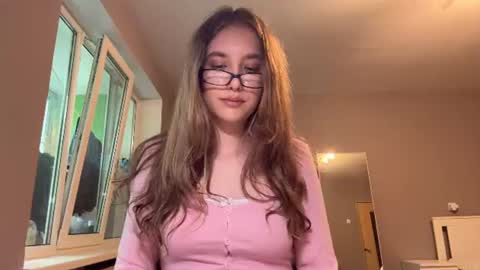 Mia online show from August 6, 11:53 am