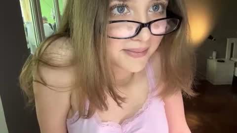 Mia online show from August 18, 9:15 am