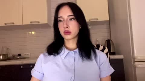 Isabella online show from August 9, 4:30 pm