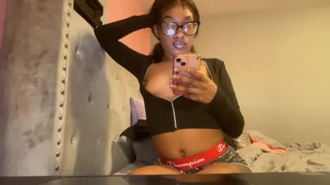 eMariexxx online show from August 7, 8:25 am