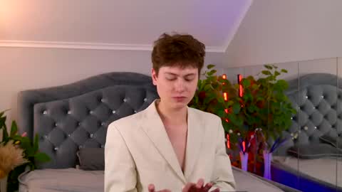 mark_ian_ online show from May 11, 8:55 pm