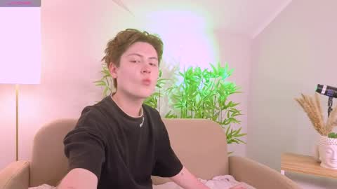 mark_ian_ online show from May 26, 9:16 pm