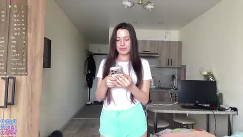 Mia online show from August 14, 9:13 am