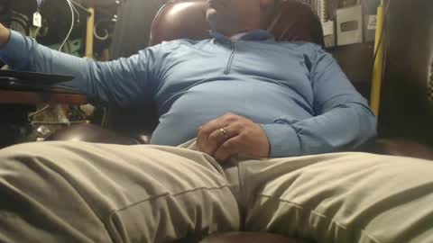 marrieddad19751975 online show from June 24, 7:10 am