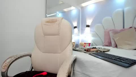martinaa_roberts online show from August 10, 1:23 pm