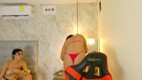 mary_0_ online show from August 11, 1:13 pm