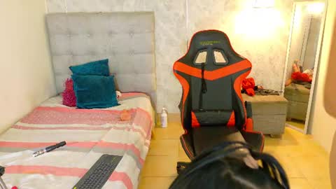 mary_0_ online show from August 12, 3:47 pm