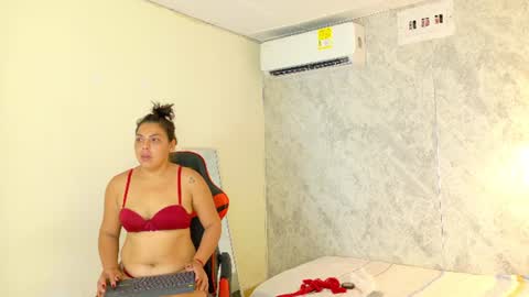 mary_0_ online show from August 14, 11:58 am
