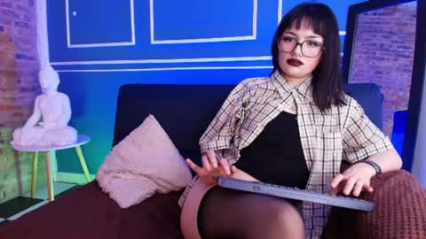 Mavis online show from August 4, 4:15 pm