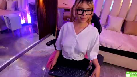 Mavis  online show from September 3, 9:40 pm