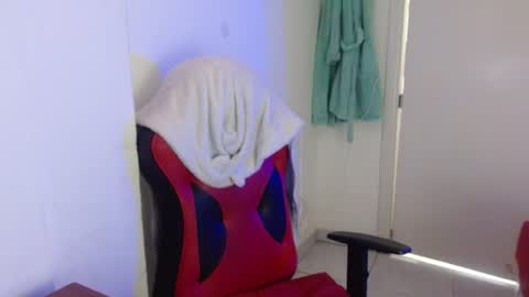 maxinesex_ online show from August 4, 8:39 pm