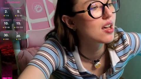 may_may_moon online show from June 8, 6:36 pm