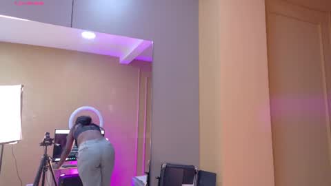 Leia Pie online show from August 15, 1:04 pm