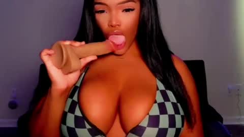 MayBabi online show from August 3, 1:07 pm