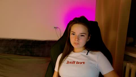 maybloom_ online show from August 4, 7:44 pm