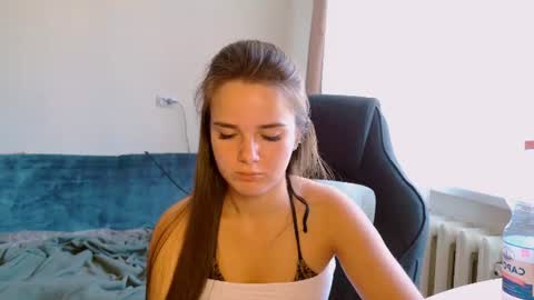 maybloom_ online show from August 6, 8:46 am