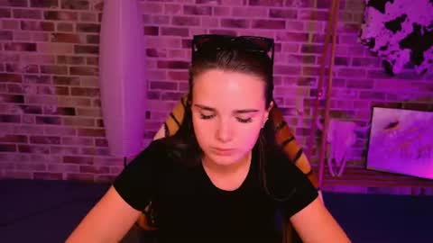 maybloom_ online show from August 11, 6:26 am