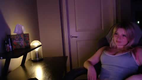 mckenziereese online show from August 11, 2:46 am