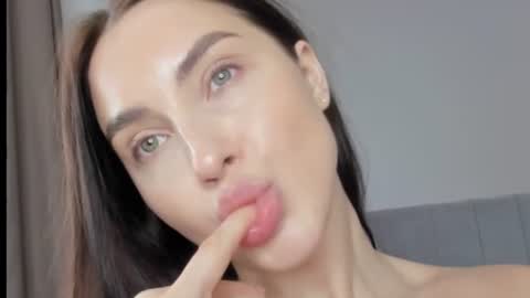 me_lina_ online show from August 3, 5:47 am
