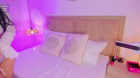 melaniejeann_ online show from August 6, 2:32 am